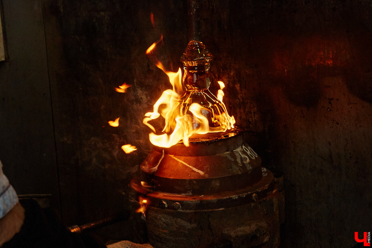 В последнее время все больше людей не просто накрывают, но и украшают стол в Светлое воскресенье. Среди вариантов декора хрустальные изделия, выпущенные мастерами из города стеклодувов. На пике своей популярности яйца, курочки, ангелочки и петушки. А в этом году на местном заводе запустили новую тематическую серию. «Ключ-Медиа» оценил праздничные сувениры.