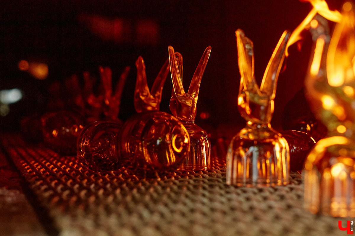 В последнее время все больше людей не просто накрывают, но и украшают стол в Светлое воскресенье. Среди вариантов декора хрустальные изделия, выпущенные мастерами из города стеклодувов. На пике своей популярности яйца, курочки, ангелочки и петушки. А в этом году на местном заводе запустили новую тематическую серию. «Ключ-Медиа» оценил праздничные сувениры.