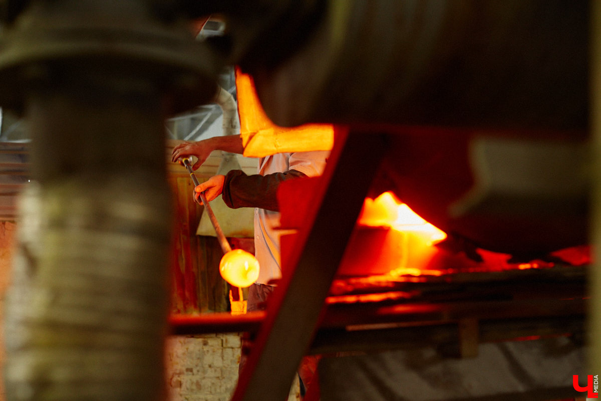 В последнее время все больше людей не просто накрывают, но и украшают стол в Светлое воскресенье. Среди вариантов декора хрустальные изделия, выпущенные мастерами из города стеклодувов. На пике своей популярности яйца, курочки, ангелочки и петушки. А в этом году на местном заводе запустили новую тематическую серию. «Ключ-Медиа» оценил праздничные сувениры.