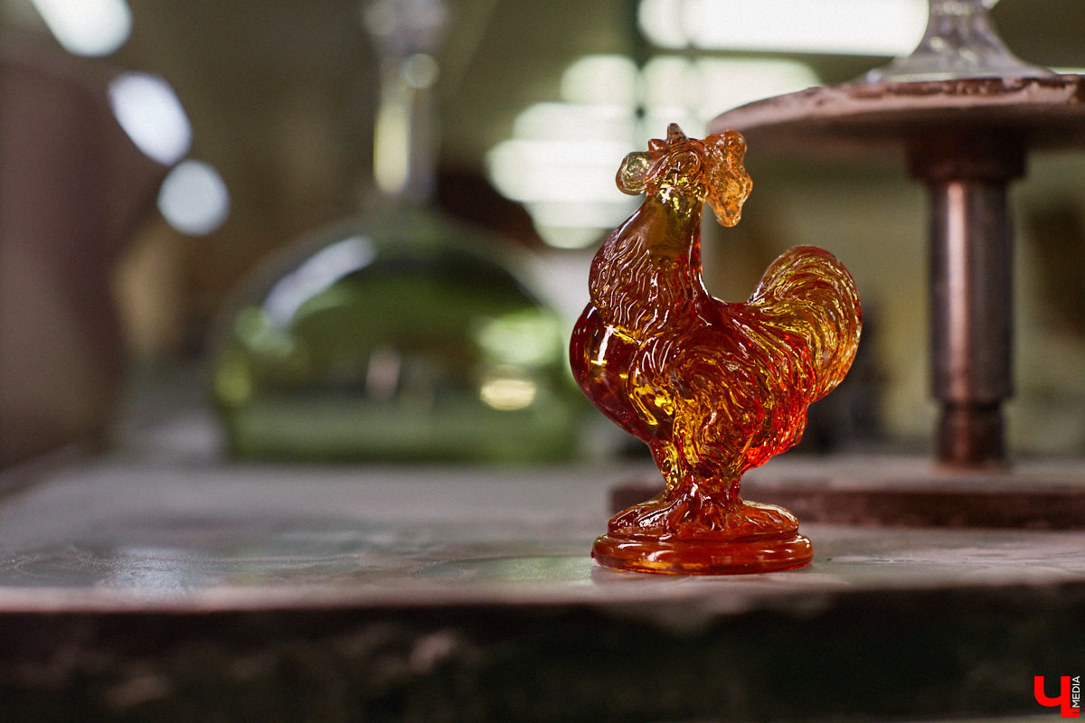 В последнее время все больше людей не просто накрывают, но и украшают стол в Светлое воскресенье. Среди вариантов декора хрустальные изделия, выпущенные мастерами из города стеклодувов. На пике своей популярности яйца, курочки, ангелочки и петушки. А в этом году на местном заводе запустили новую тематическую серию. «Ключ-Медиа» оценил праздничные сувениры.