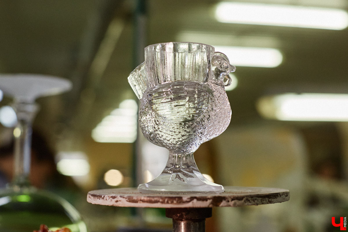 В последнее время все больше людей не просто накрывают, но и украшают стол в Светлое воскресенье. Среди вариантов декора хрустальные изделия, выпущенные мастерами из города стеклодувов. На пике своей популярности яйца, курочки, ангелочки и петушки. А в этом году на местном заводе запустили новую тематическую серию. «Ключ-Медиа» оценил праздничные сувениры.