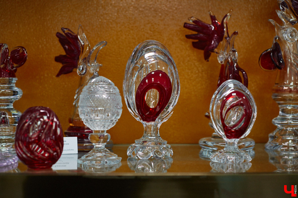 В последнее время все больше людей не просто накрывают, но и украшают стол в Светлое воскресенье. Среди вариантов декора хрустальные изделия, выпущенные мастерами из города стеклодувов. На пике своей популярности яйца, курочки, ангелочки и петушки. А в этом году на местном заводе запустили новую тематическую серию. «Ключ-Медиа» оценил праздничные сувениры.