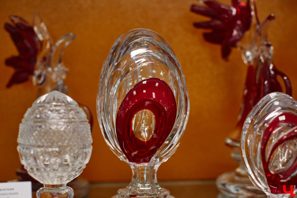 В последнее время все больше людей не просто накрывают, но и украшают стол в Светлое воскресенье. Среди вариантов декора хрустальные изделия, выпущенные мастерами из города стеклодувов. На пике своей популярности яйца, курочки, ангелочки и петушки. А в этом году на местном заводе запустили новую тематическую серию. «Ключ-Медиа» оценил праздничные сувениры.