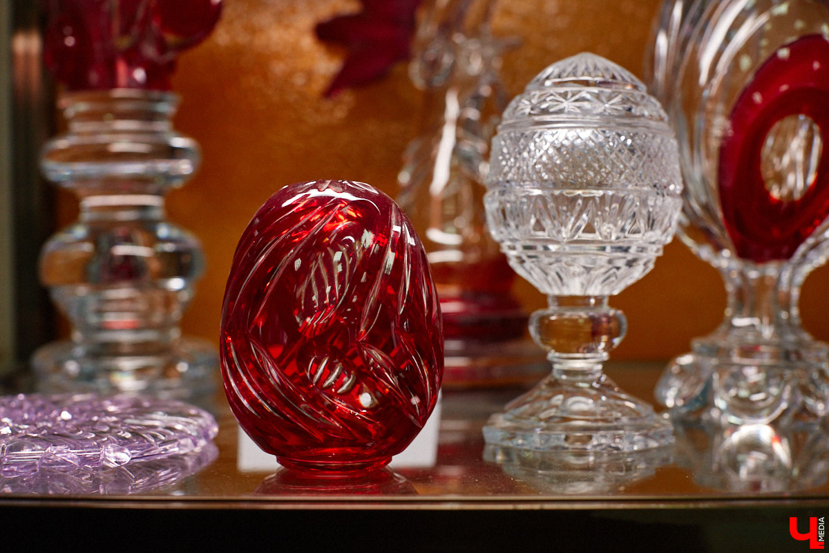 В последнее время все больше людей не просто накрывают, но и украшают стол в Светлое воскресенье. Среди вариантов декора хрустальные изделия, выпущенные мастерами из города стеклодувов. На пике своей популярности яйца, курочки, ангелочки и петушки. А в этом году на местном заводе запустили новую тематическую серию. «Ключ-Медиа» оценил праздничные сувениры.