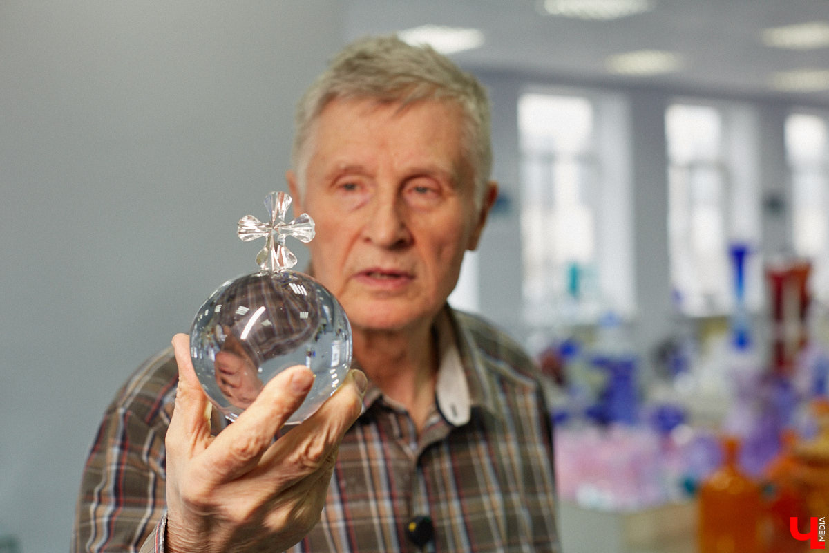 В последнее время все больше людей не просто накрывают, но и украшают стол в Светлое воскресенье. Среди вариантов декора хрустальные изделия, выпущенные мастерами из города стеклодувов. На пике своей популярности яйца, курочки, ангелочки и петушки. А в этом году на местном заводе запустили новую тематическую серию. «Ключ-Медиа» оценил праздничные сувениры.