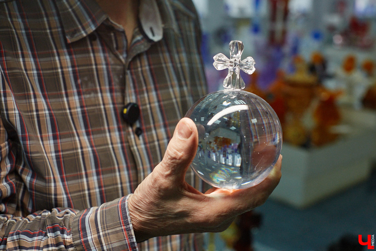 В последнее время все больше людей не просто накрывают, но и украшают стол в Светлое воскресенье. Среди вариантов декора хрустальные изделия, выпущенные мастерами из города стеклодувов. На пике своей популярности яйца, курочки, ангелочки и петушки. А в этом году на местном заводе запустили новую тематическую серию. «Ключ-Медиа» оценил праздничные сувениры.