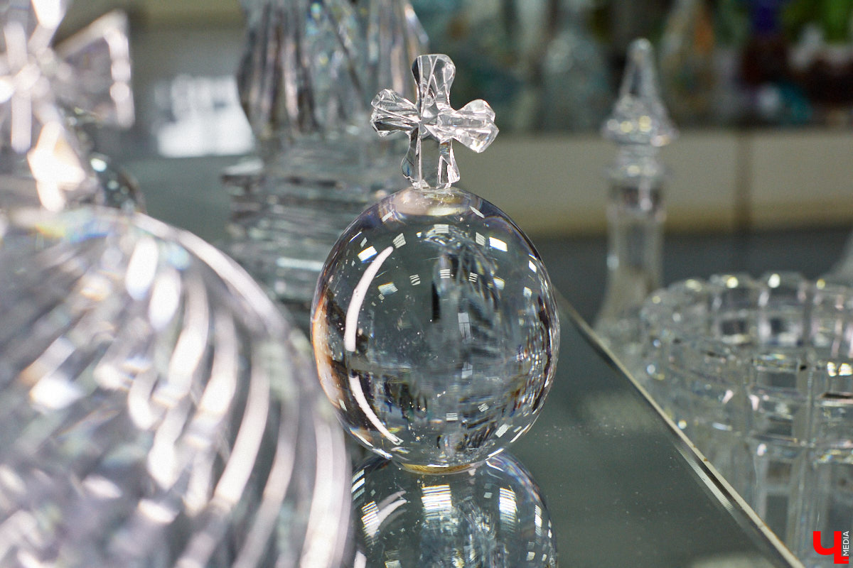 В последнее время все больше людей не просто накрывают, но и украшают стол в Светлое воскресенье. Среди вариантов декора хрустальные изделия, выпущенные мастерами из города стеклодувов. На пике своей популярности яйца, курочки, ангелочки и петушки. А в этом году на местном заводе запустили новую тематическую серию. «Ключ-Медиа» оценил праздничные сувениры.