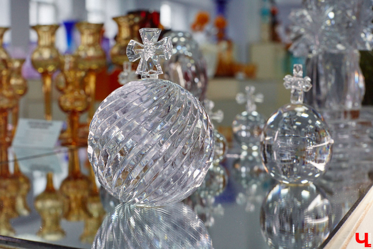 В последнее время все больше людей не просто накрывают, но и украшают стол в Светлое воскресенье. Среди вариантов декора хрустальные изделия, выпущенные мастерами из города стеклодувов. На пике своей популярности яйца, курочки, ангелочки и петушки. А в этом году на местном заводе запустили новую тематическую серию. «Ключ-Медиа» оценил праздничные сувениры.