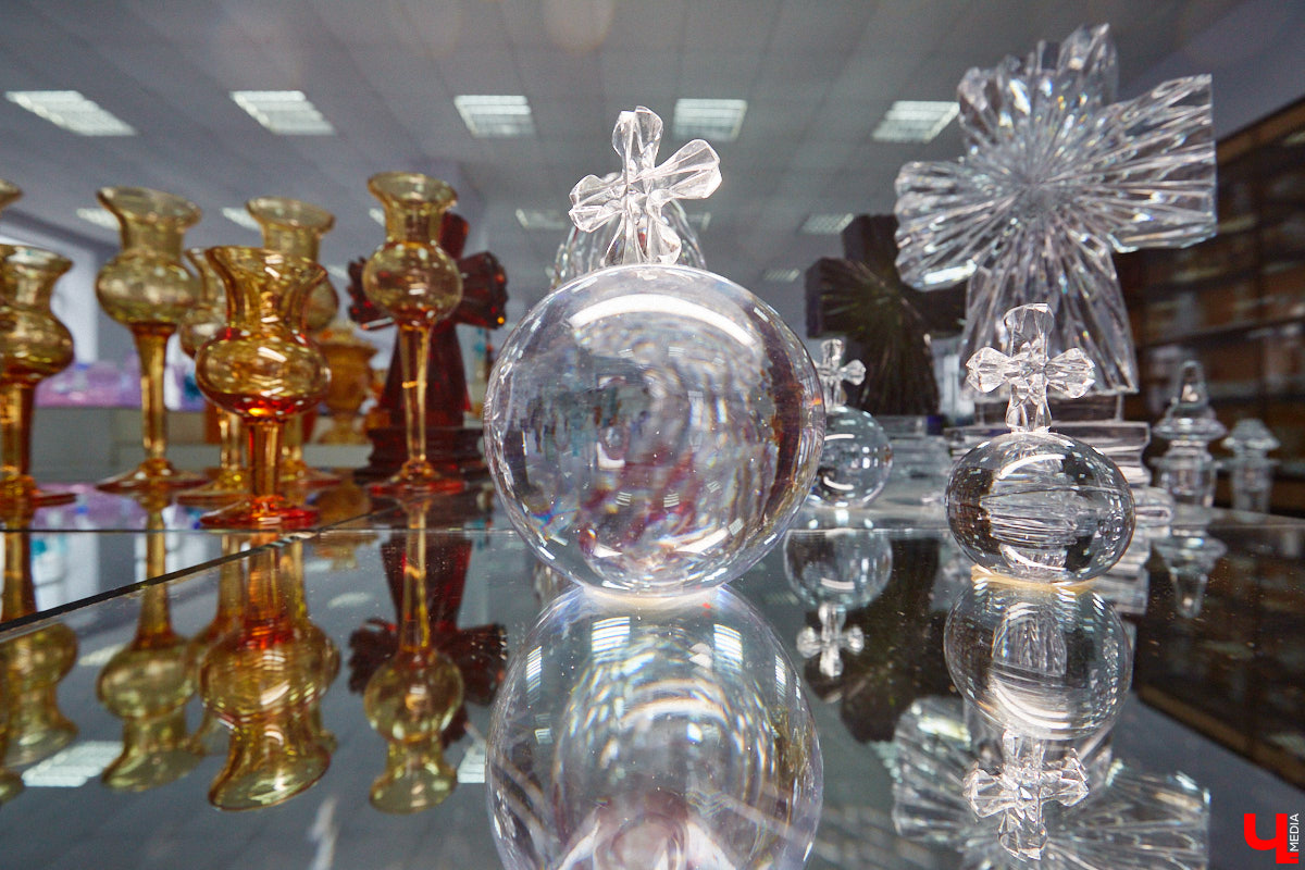 В последнее время все больше людей не просто накрывают, но и украшают стол в Светлое воскресенье. Среди вариантов декора хрустальные изделия, выпущенные мастерами из города стеклодувов. На пике своей популярности яйца, курочки, ангелочки и петушки. А в этом году на местном заводе запустили новую тематическую серию. «Ключ-Медиа» оценил праздничные сувениры.