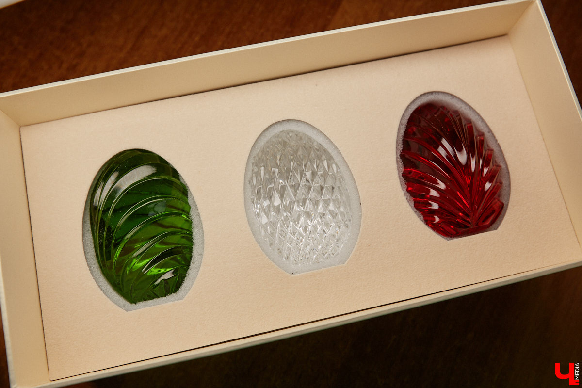 В последнее время все больше людей не просто накрывают, но и украшают стол в Светлое воскресенье. Среди вариантов декора хрустальные изделия, выпущенные мастерами из города стеклодувов. На пике своей популярности яйца, курочки, ангелочки и петушки. А в этом году на местном заводе запустили новую тематическую серию. «Ключ-Медиа» оценил праздничные сувениры.