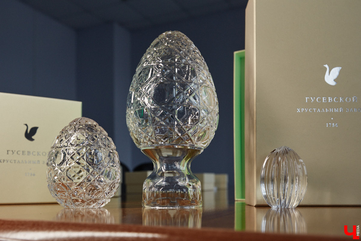 В последнее время все больше людей не просто накрывают, но и украшают стол в Светлое воскресенье. Среди вариантов декора хрустальные изделия, выпущенные мастерами из города стеклодувов. На пике своей популярности яйца, курочки, ангелочки и петушки. А в этом году на местном заводе запустили новую тематическую серию. «Ключ-Медиа» оценил праздничные сувениры.