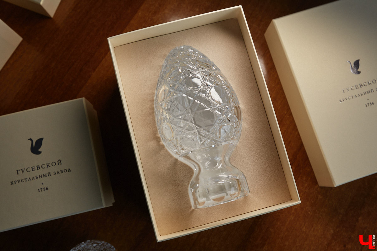 В последнее время все больше людей не просто накрывают, но и украшают стол в Светлое воскресенье. Среди вариантов декора хрустальные изделия, выпущенные мастерами из города стеклодувов. На пике своей популярности яйца, курочки, ангелочки и петушки. А в этом году на местном заводе запустили новую тематическую серию. «Ключ-Медиа» оценил праздничные сувениры.