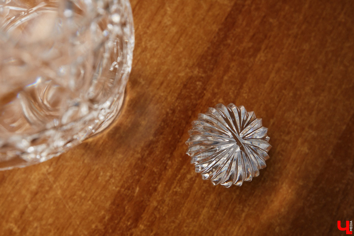 В последнее время все больше людей не просто накрывают, но и украшают стол в Светлое воскресенье. Среди вариантов декора хрустальные изделия, выпущенные мастерами из города стеклодувов. На пике своей популярности яйца, курочки, ангелочки и петушки. А в этом году на местном заводе запустили новую тематическую серию. «Ключ-Медиа» оценил праздничные сувениры.