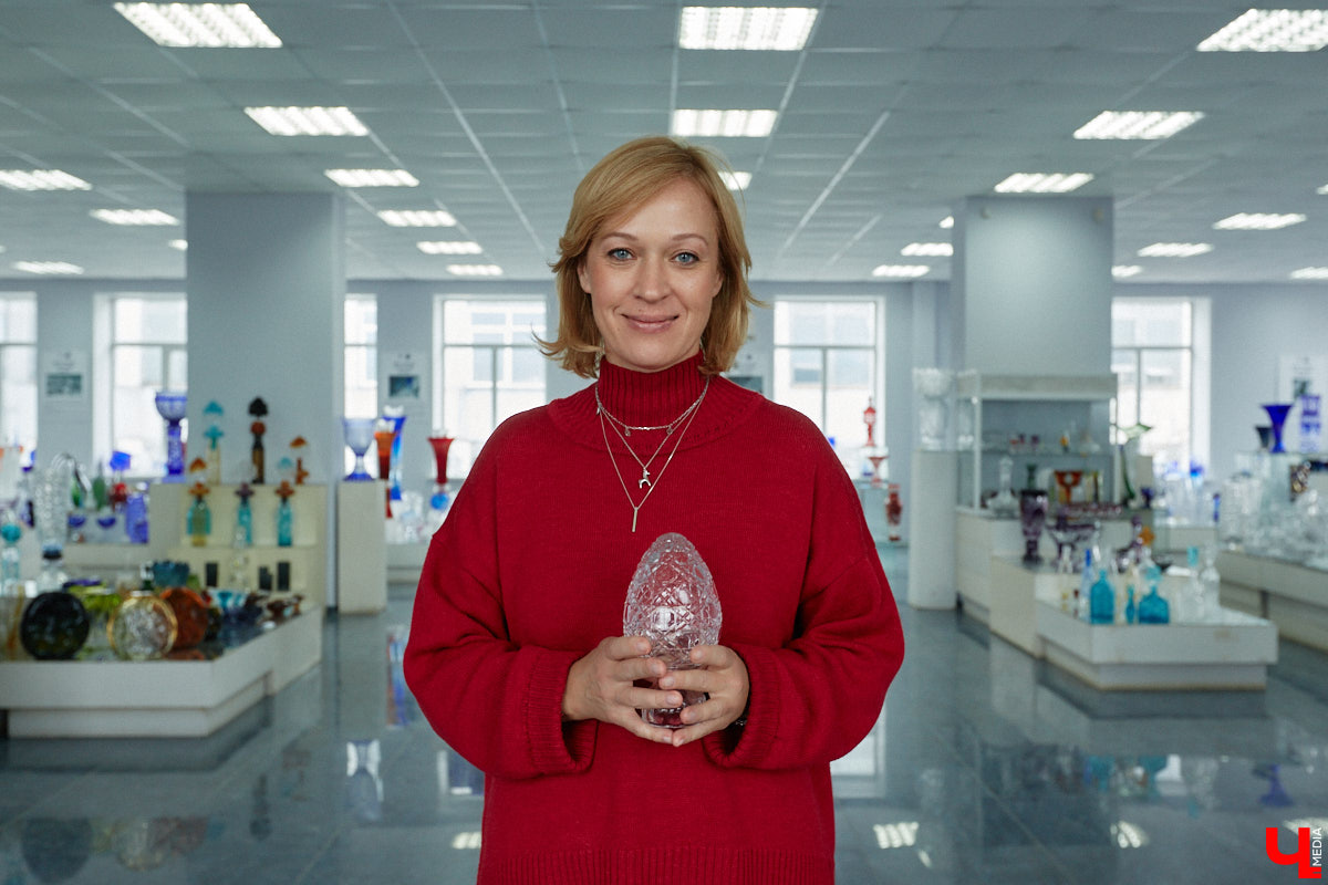 В последнее время все больше людей не просто накрывают, но и украшают стол в Светлое воскресенье. Среди вариантов декора хрустальные изделия, выпущенные мастерами из города стеклодувов. На пике своей популярности яйца, курочки, ангелочки и петушки. А в этом году на местном заводе запустили новую тематическую серию. «Ключ-Медиа» оценил праздничные сувениры.