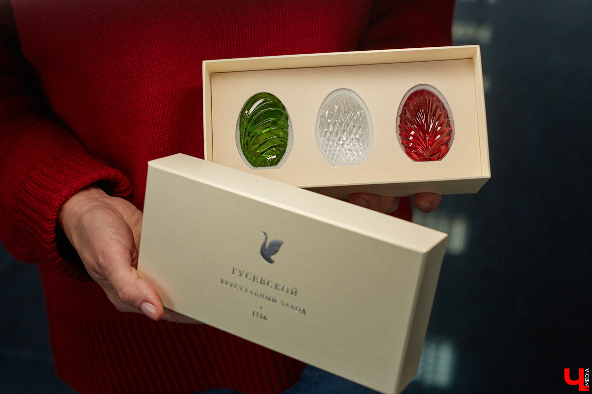 В последнее время все больше людей не просто накрывают, но и украшают стол в Светлое воскресенье. Среди вариантов декора хрустальные изделия, выпущенные мастерами из города стеклодувов. На пике своей популярности яйца, курочки, ангелочки и петушки. А в этом году на местном заводе запустили новую тематическую серию. «Ключ-Медиа» оценил праздничные сувениры.