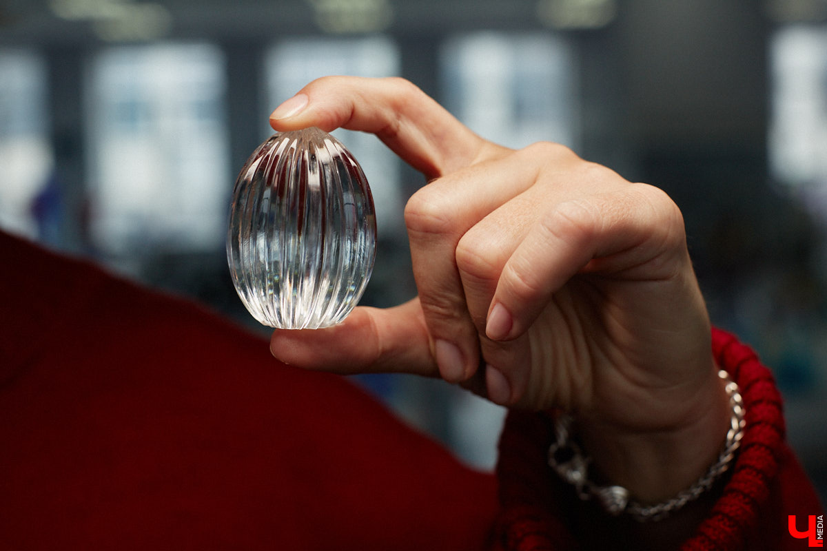 В последнее время все больше людей не просто накрывают, но и украшают стол в Светлое воскресенье. Среди вариантов декора хрустальные изделия, выпущенные мастерами из города стеклодувов. На пике своей популярности яйца, курочки, ангелочки и петушки. А в этом году на местном заводе запустили новую тематическую серию. «Ключ-Медиа» оценил праздничные сувениры.