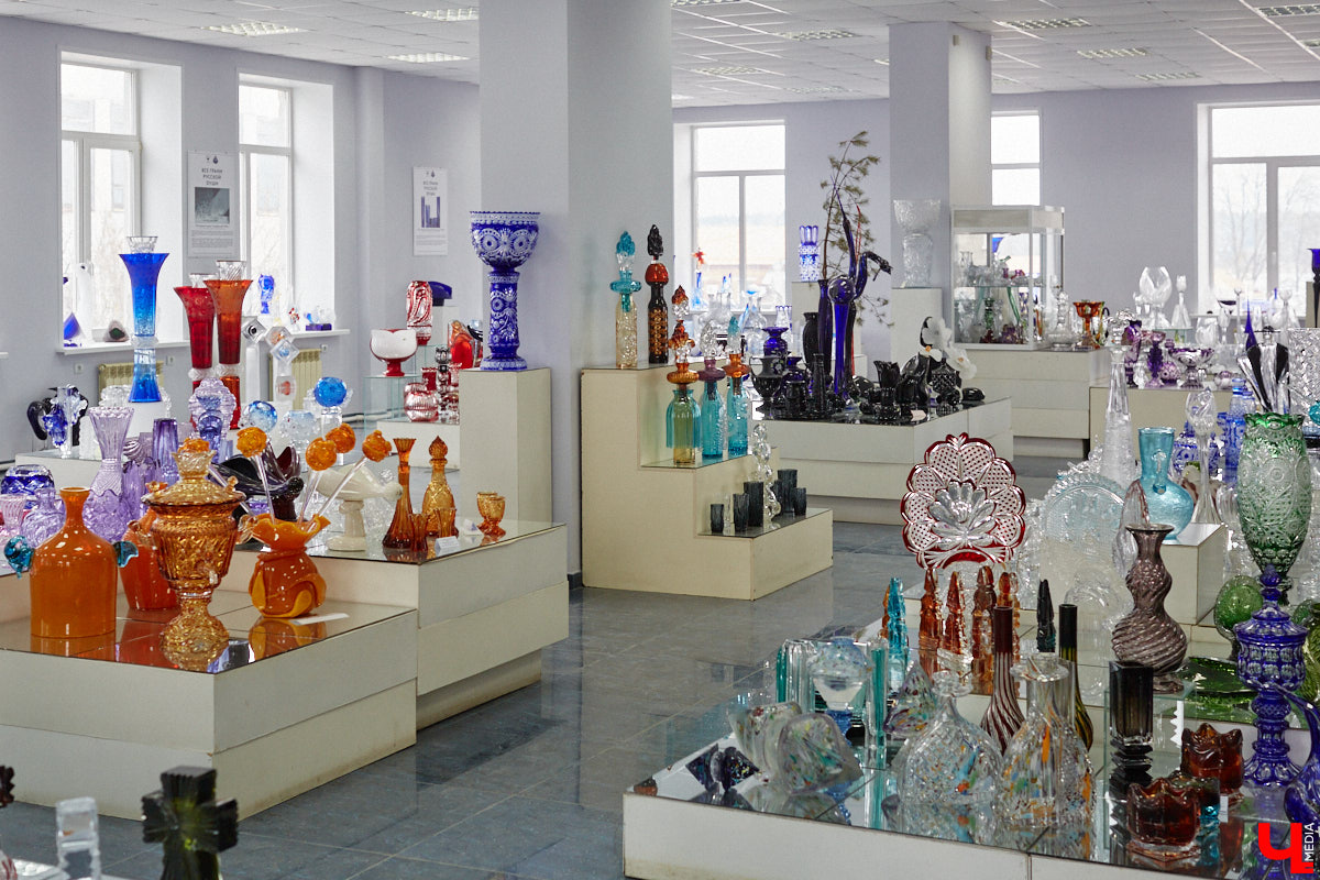 В последнее время все больше людей не просто накрывают, но и украшают стол в Светлое воскресенье. Среди вариантов декора хрустальные изделия, выпущенные мастерами из города стеклодувов. На пике своей популярности яйца, курочки, ангелочки и петушки. А в этом году на местном заводе запустили новую тематическую серию. «Ключ-Медиа» оценил праздничные сувениры.