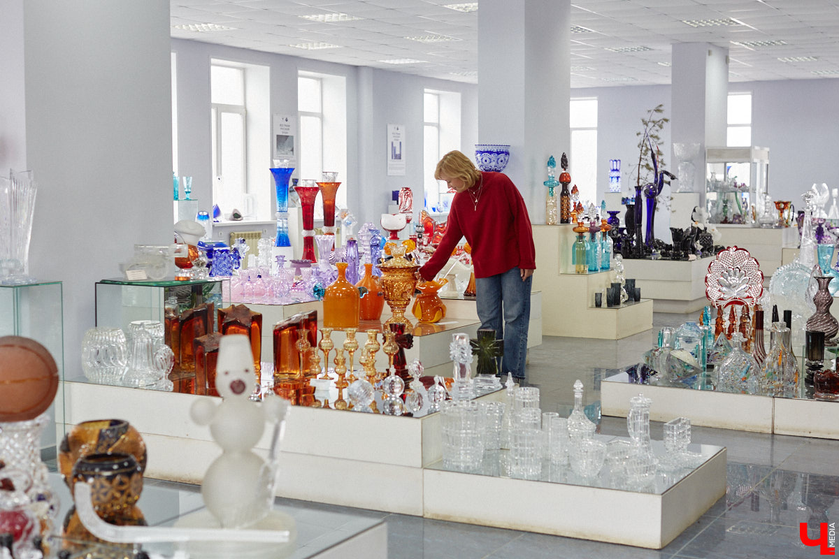 В последнее время все больше людей не просто накрывают, но и украшают стол в Светлое воскресенье. Среди вариантов декора хрустальные изделия, выпущенные мастерами из города стеклодувов. На пике своей популярности яйца, курочки, ангелочки и петушки. А в этом году на местном заводе запустили новую тематическую серию. «Ключ-Медиа» оценил праздничные сувениры.