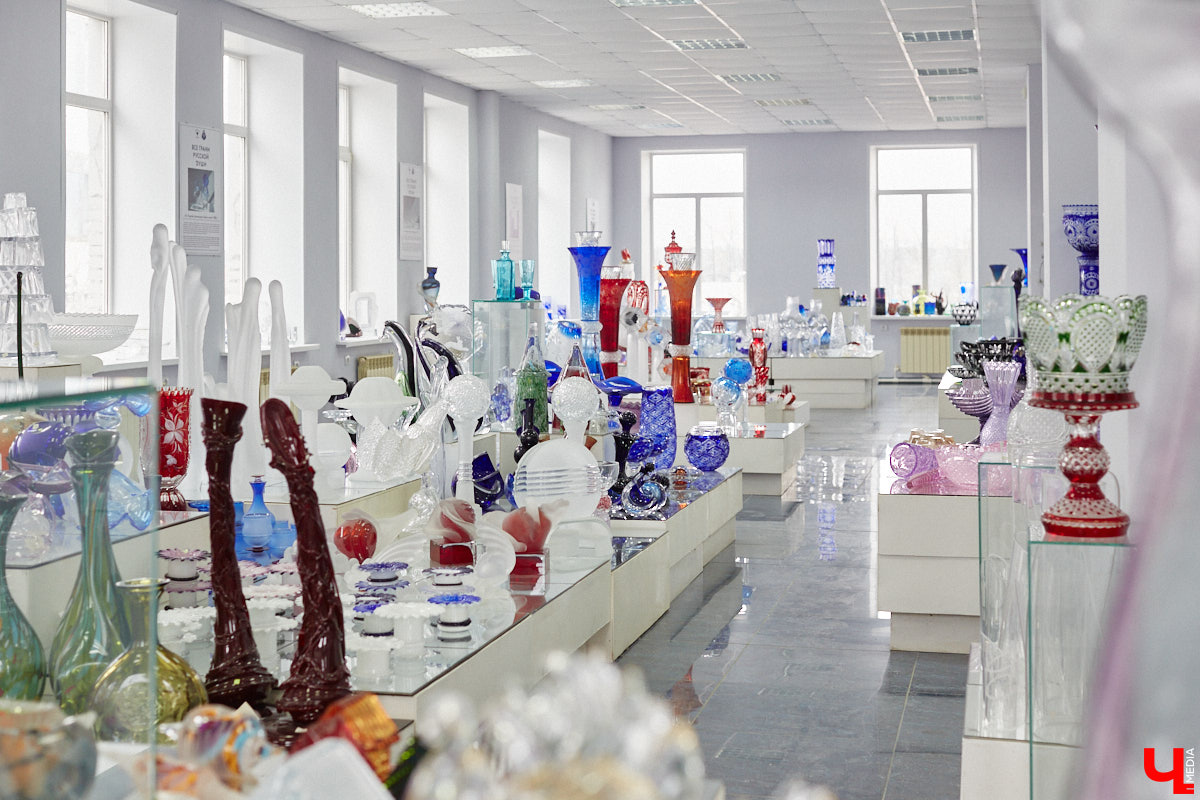 В последнее время все больше людей не просто накрывают, но и украшают стол в Светлое воскресенье. Среди вариантов декора хрустальные изделия, выпущенные мастерами из города стеклодувов. На пике своей популярности яйца, курочки, ангелочки и петушки. А в этом году на местном заводе запустили новую тематическую серию. «Ключ-Медиа» оценил праздничные сувениры.