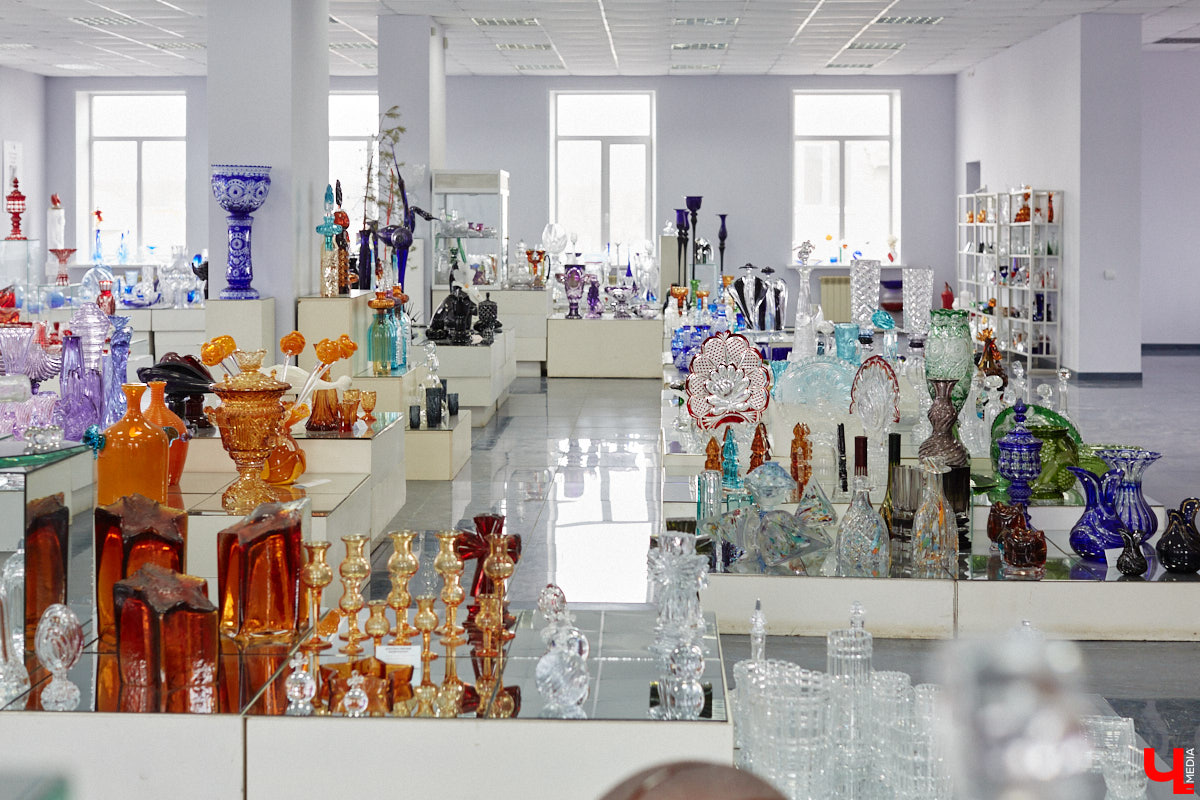 В последнее время все больше людей не просто накрывают, но и украшают стол в Светлое воскресенье. Среди вариантов декора хрустальные изделия, выпущенные мастерами из города стеклодувов. На пике своей популярности яйца, курочки, ангелочки и петушки. А в этом году на местном заводе запустили новую тематическую серию. «Ключ-Медиа» оценил праздничные сувениры.