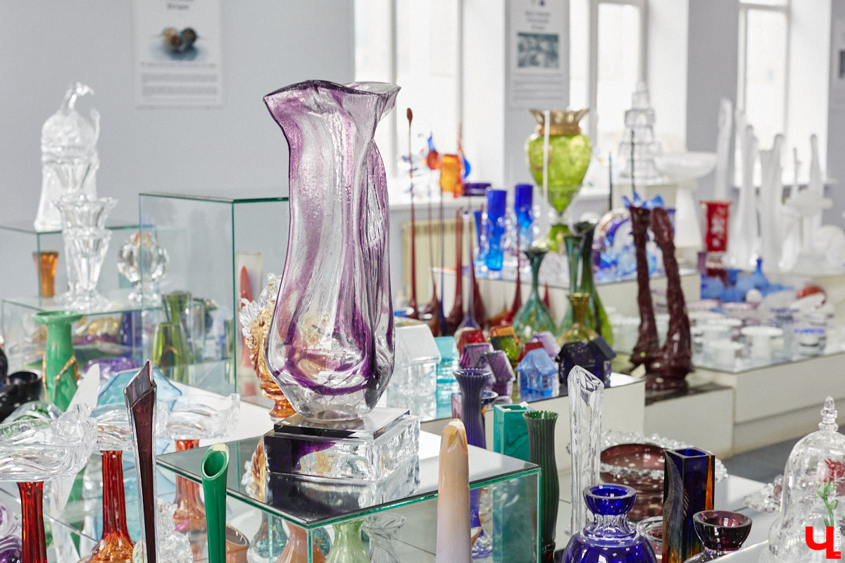 В последнее время все больше людей не просто накрывают, но и украшают стол в Светлое воскресенье. Среди вариантов декора хрустальные изделия, выпущенные мастерами из города стеклодувов. На пике своей популярности яйца, курочки, ангелочки и петушки. А в этом году на местном заводе запустили новую тематическую серию. «Ключ-Медиа» оценил праздничные сувениры.