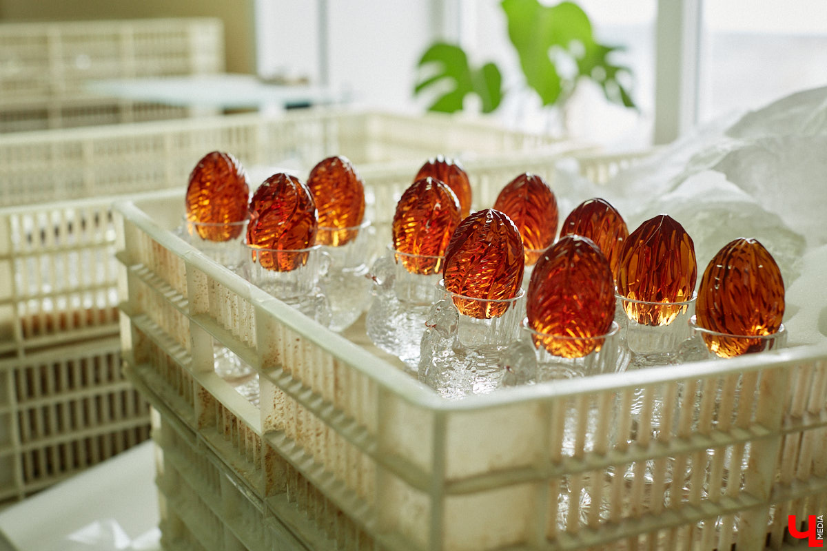 В последнее время все больше людей не просто накрывают, но и украшают стол в Светлое воскресенье. Среди вариантов декора хрустальные изделия, выпущенные мастерами из города стеклодувов. На пике своей популярности яйца, курочки, ангелочки и петушки. А в этом году на местном заводе запустили новую тематическую серию. «Ключ-Медиа» оценил праздничные сувениры.