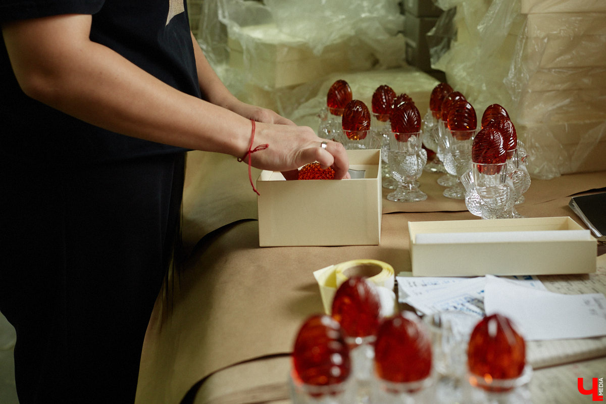 В последнее время все больше людей не просто накрывают, но и украшают стол в Светлое воскресенье. Среди вариантов декора хрустальные изделия, выпущенные мастерами из города стеклодувов. На пике своей популярности яйца, курочки, ангелочки и петушки. А в этом году на местном заводе запустили новую тематическую серию. «Ключ-Медиа» оценил праздничные сувениры.