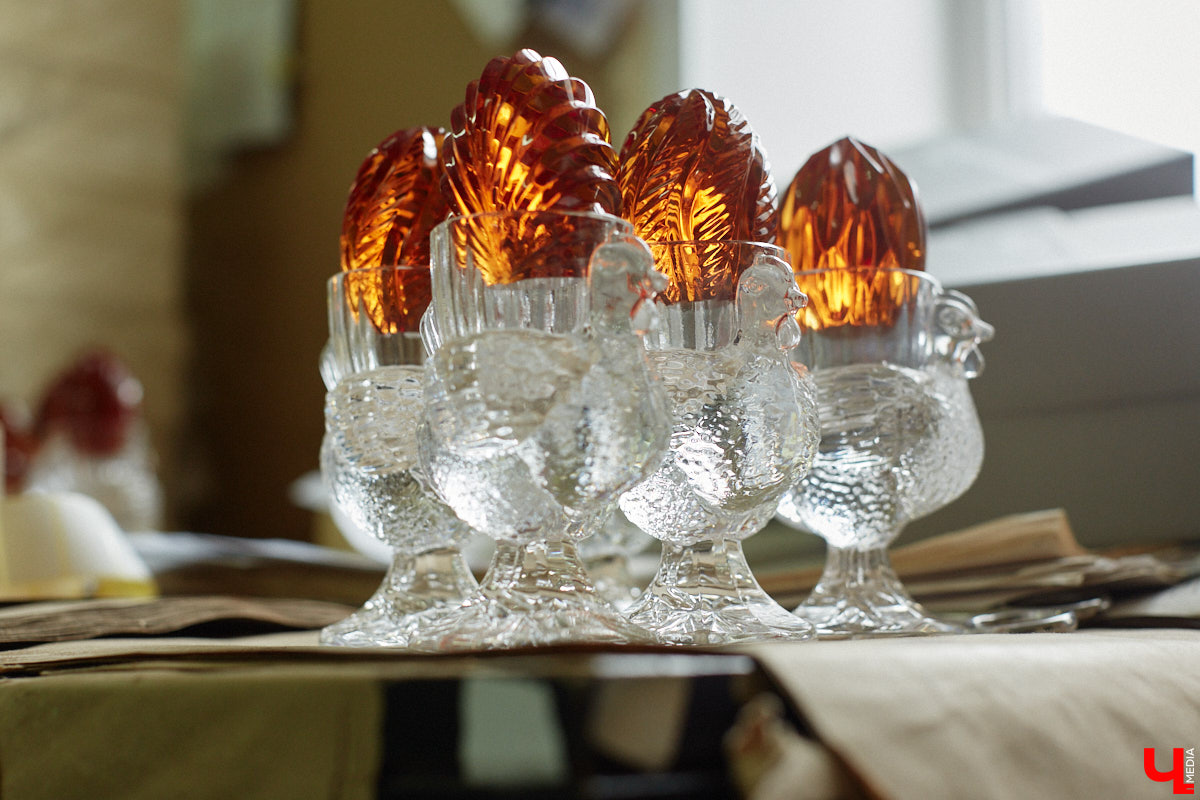 В последнее время все больше людей не просто накрывают, но и украшают стол в Светлое воскресенье. Среди вариантов декора хрустальные изделия, выпущенные мастерами из города стеклодувов. На пике своей популярности яйца, курочки, ангелочки и петушки. А в этом году на местном заводе запустили новую тематическую серию. «Ключ-Медиа» оценил праздничные сувениры.