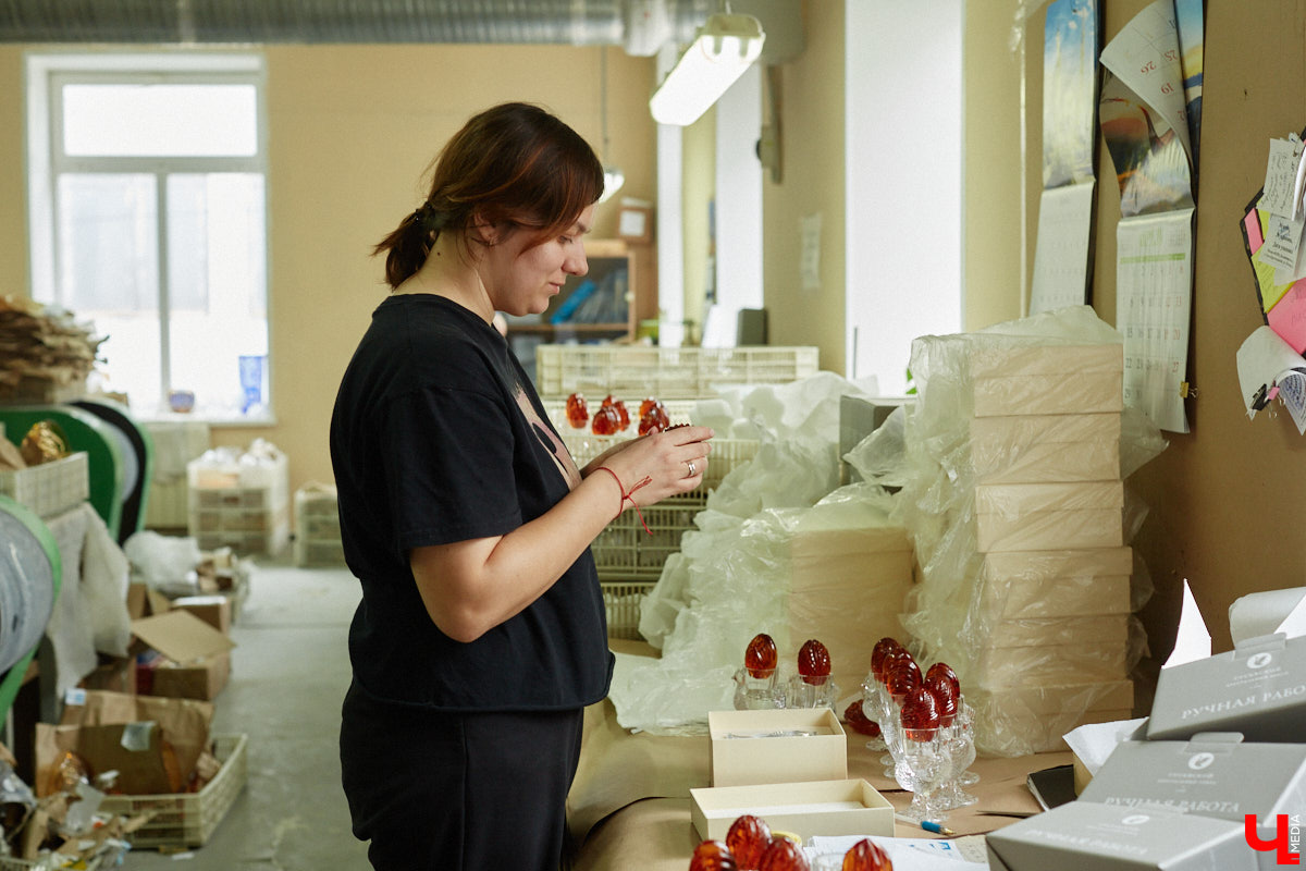 В последнее время все больше людей не просто накрывают, но и украшают стол в Светлое воскресенье. Среди вариантов декора хрустальные изделия, выпущенные мастерами из города стеклодувов. На пике своей популярности яйца, курочки, ангелочки и петушки. А в этом году на местном заводе запустили новую тематическую серию. «Ключ-Медиа» оценил праздничные сувениры.