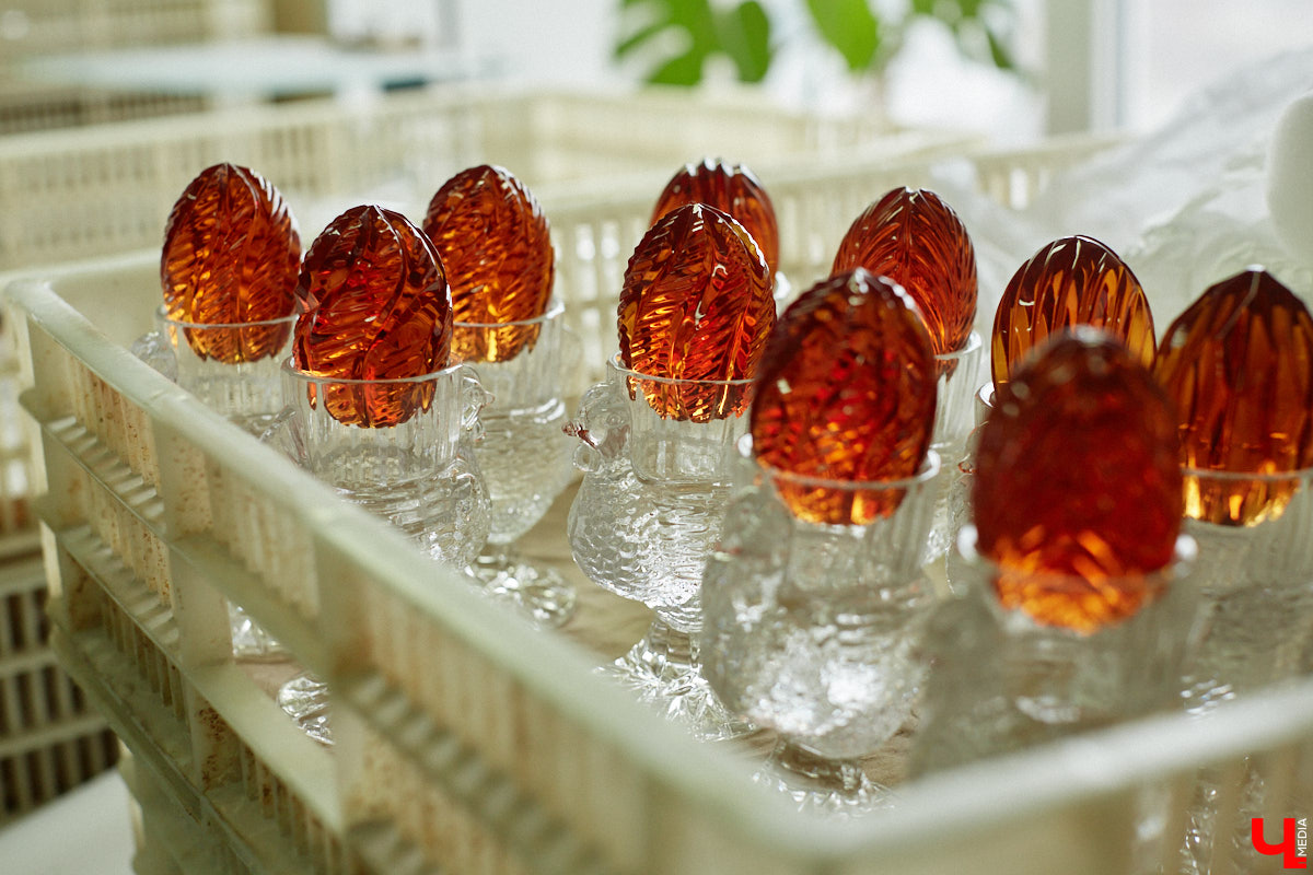 В последнее время все больше людей не просто накрывают, но и украшают стол в Светлое воскресенье. Среди вариантов декора хрустальные изделия, выпущенные мастерами из города стеклодувов. На пике своей популярности яйца, курочки, ангелочки и петушки. А в этом году на местном заводе запустили новую тематическую серию. «Ключ-Медиа» оценил праздничные сувениры.