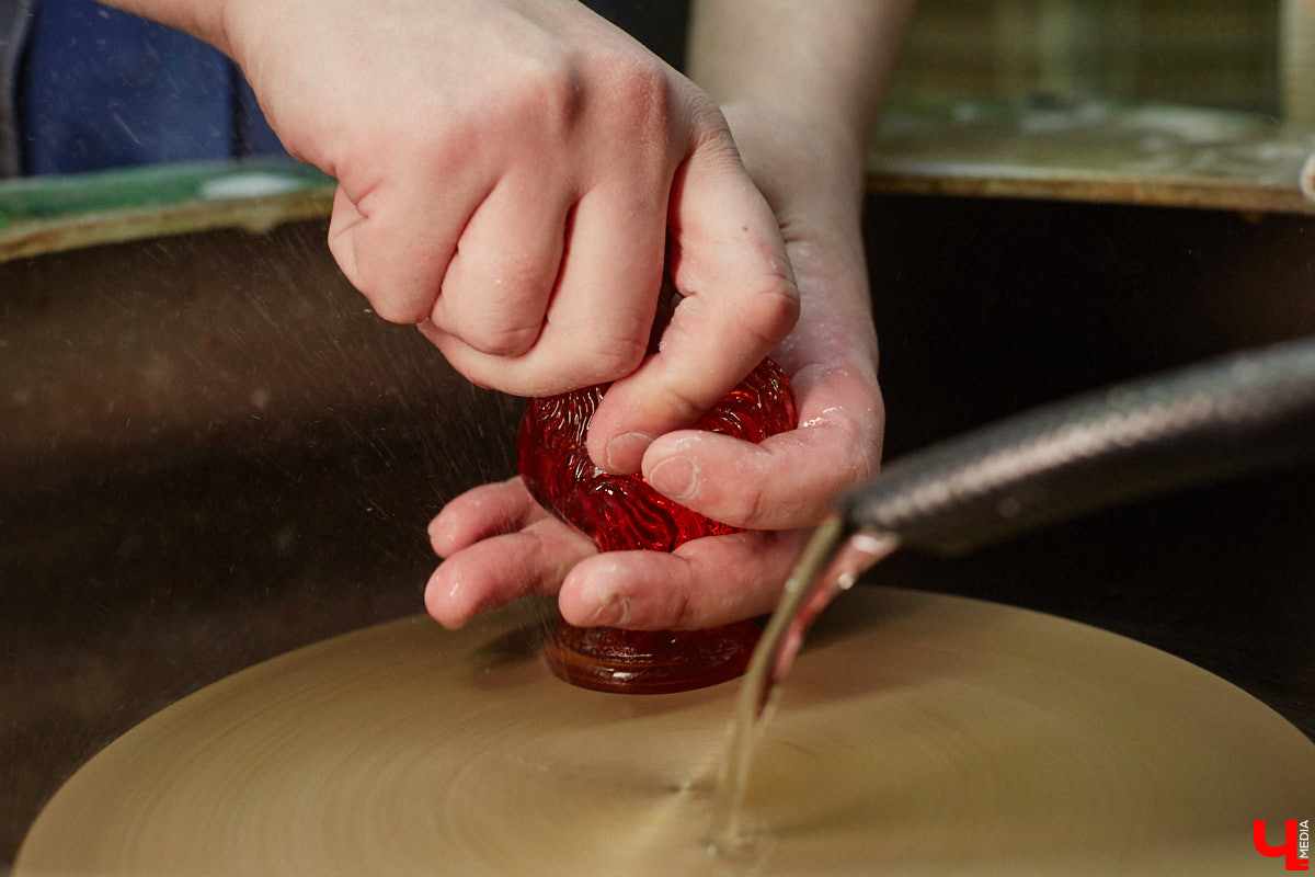 В последнее время все больше людей не просто накрывают, но и украшают стол в Светлое воскресенье. Среди вариантов декора хрустальные изделия, выпущенные мастерами из города стеклодувов. На пике своей популярности яйца, курочки, ангелочки и петушки. А в этом году на местном заводе запустили новую тематическую серию. «Ключ-Медиа» оценил праздничные сувениры.