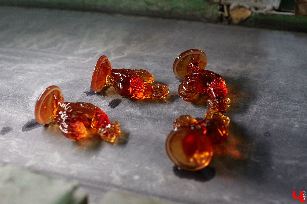 В последнее время все больше людей не просто накрывают, но и украшают стол в Светлое воскресенье. Среди вариантов декора хрустальные изделия, выпущенные мастерами из города стеклодувов. На пике своей популярности яйца, курочки, ангелочки и петушки. А в этом году на местном заводе запустили новую тематическую серию. «Ключ-Медиа» оценил праздничные сувениры.