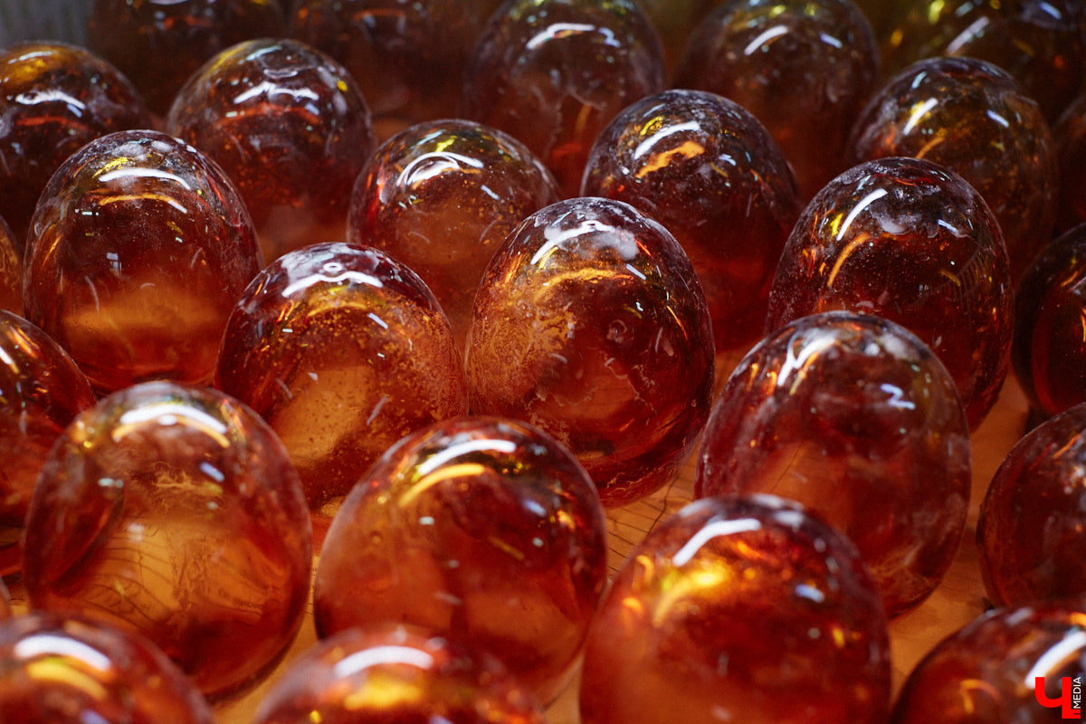 В последнее время все больше людей не просто накрывают, но и украшают стол в Светлое воскресенье. Среди вариантов декора хрустальные изделия, выпущенные мастерами из города стеклодувов. На пике своей популярности яйца, курочки, ангелочки и петушки. А в этом году на местном заводе запустили новую тематическую серию. «Ключ-Медиа» оценил праздничные сувениры.