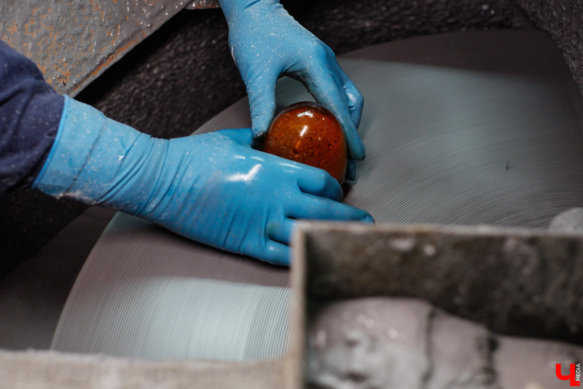 В последнее время все больше людей не просто накрывают, но и украшают стол в Светлое воскресенье. Среди вариантов декора хрустальные изделия, выпущенные мастерами из города стеклодувов. На пике своей популярности яйца, курочки, ангелочки и петушки. А в этом году на местном заводе запустили новую тематическую серию. «Ключ-Медиа» оценил праздничные сувениры.