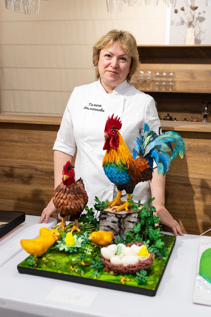 Кондитеры из Владимирской области вновь бросили вызов гравитации. На международном чемпионате в Москве три мастерицы представили сладкие композиции, которые впору назвать инженерными объектами. Сложно поверить, что каждая конструкция съедобна! О создании шедевров «Ключ-Медиа» рассказали их авторы.