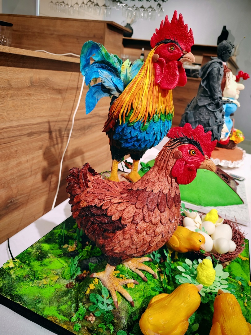 Кондитеры из Владимирской области вновь бросили вызов гравитации. На международном чемпионате в Москве три мастерицы представили сладкие композиции, которые впору назвать инженерными объектами. Сложно поверить, что каждая конструкция съедобна! О создании шедевров «Ключ-Медиа» рассказали их авторы.