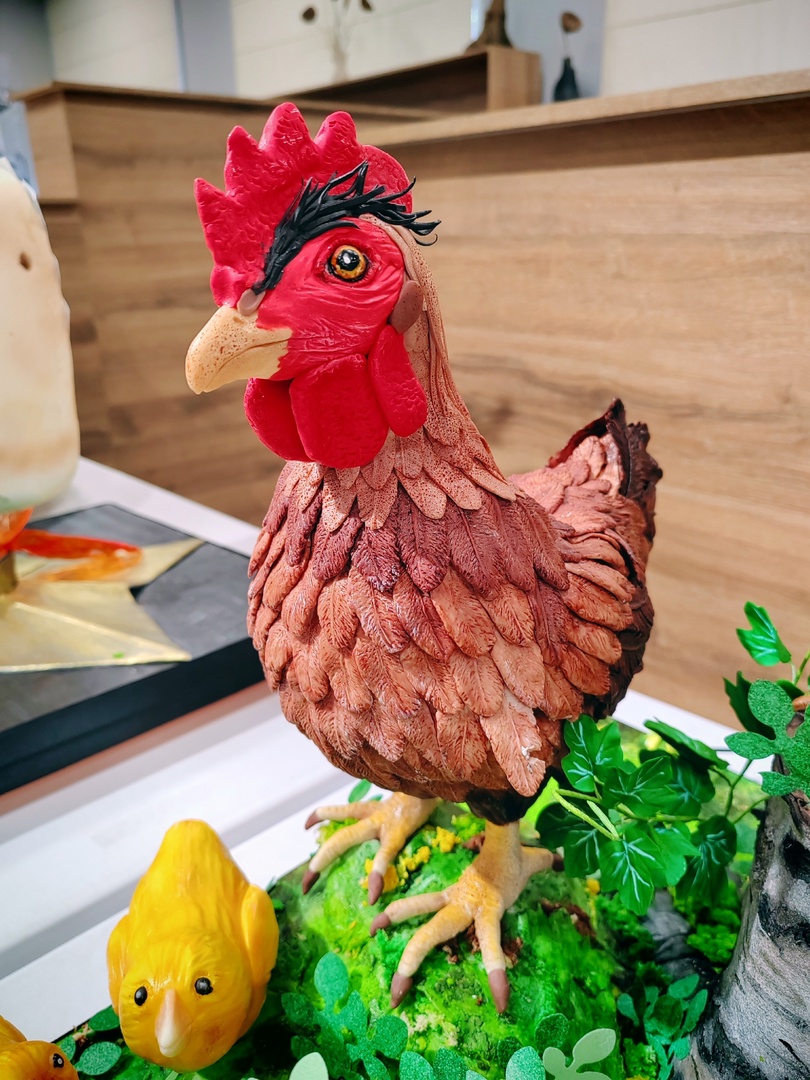 Кондитеры из Владимирской области вновь бросили вызов гравитации. На международном чемпионате в Москве три мастерицы представили сладкие композиции, которые впору назвать инженерными объектами. Сложно поверить, что каждая конструкция съедобна! О создании шедевров «Ключ-Медиа» рассказали их авторы.