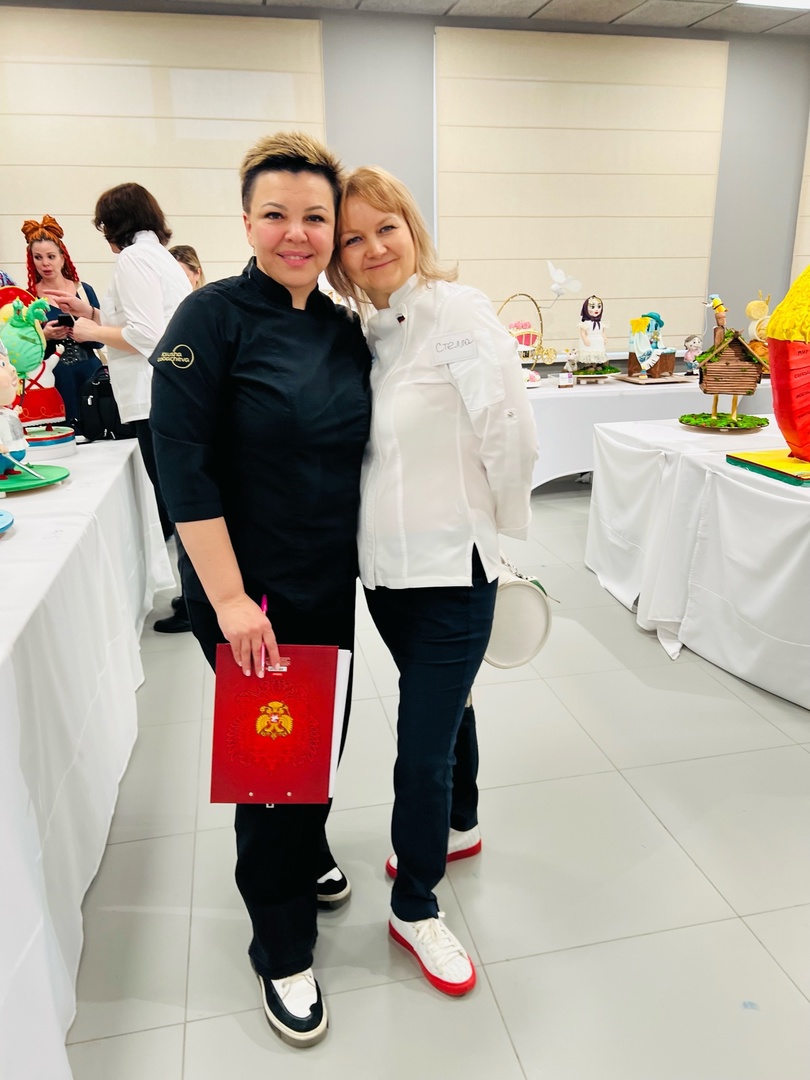 Кондитеры из Владимирской области вновь бросили вызов гравитации. На международном чемпионате в Москве три мастерицы представили сладкие композиции, которые впору назвать инженерными объектами. Сложно поверить, что каждая конструкция съедобна! О создании шедевров «Ключ-Медиа» рассказали их авторы.