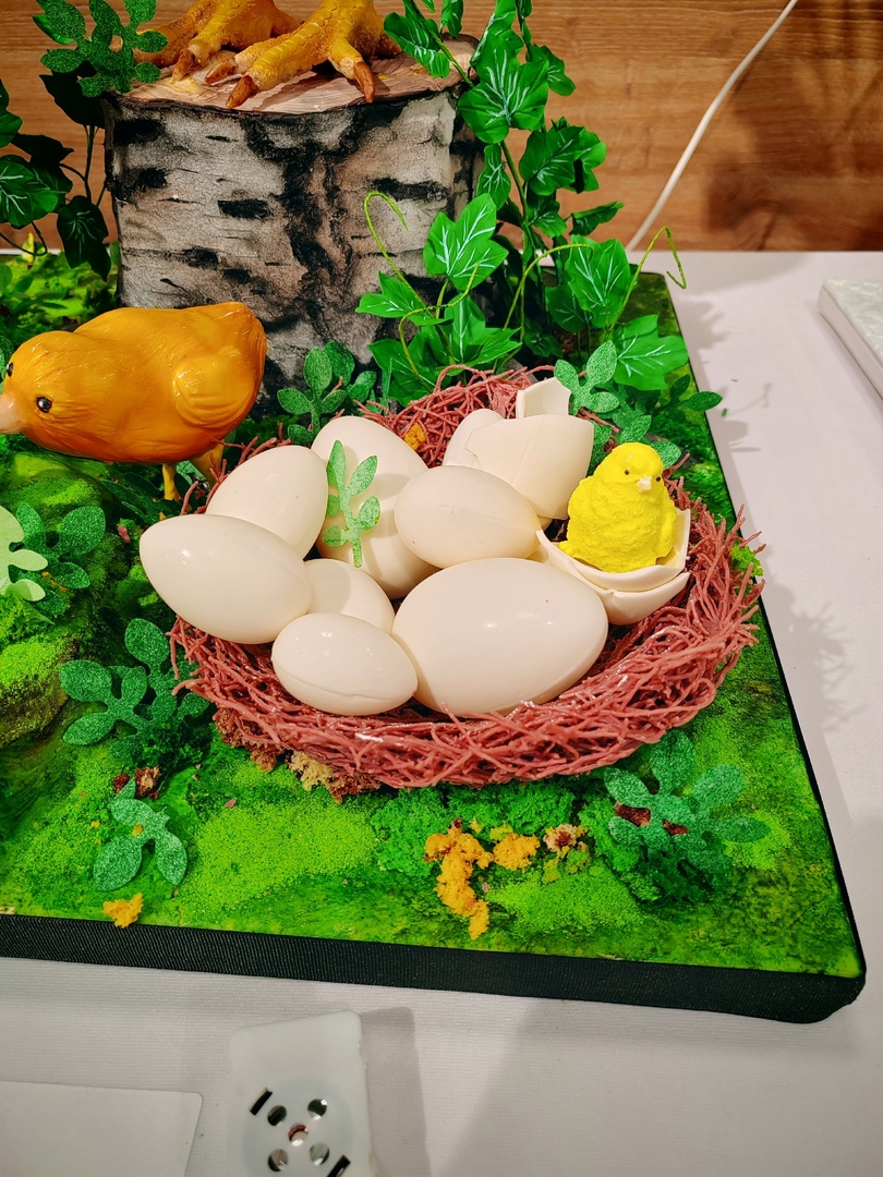 Кондитеры из Владимирской области вновь бросили вызов гравитации. На международном чемпионате в Москве три мастерицы представили сладкие композиции, которые впору назвать инженерными объектами. Сложно поверить, что каждая конструкция съедобна! О создании шедевров «Ключ-Медиа» рассказали их авторы.