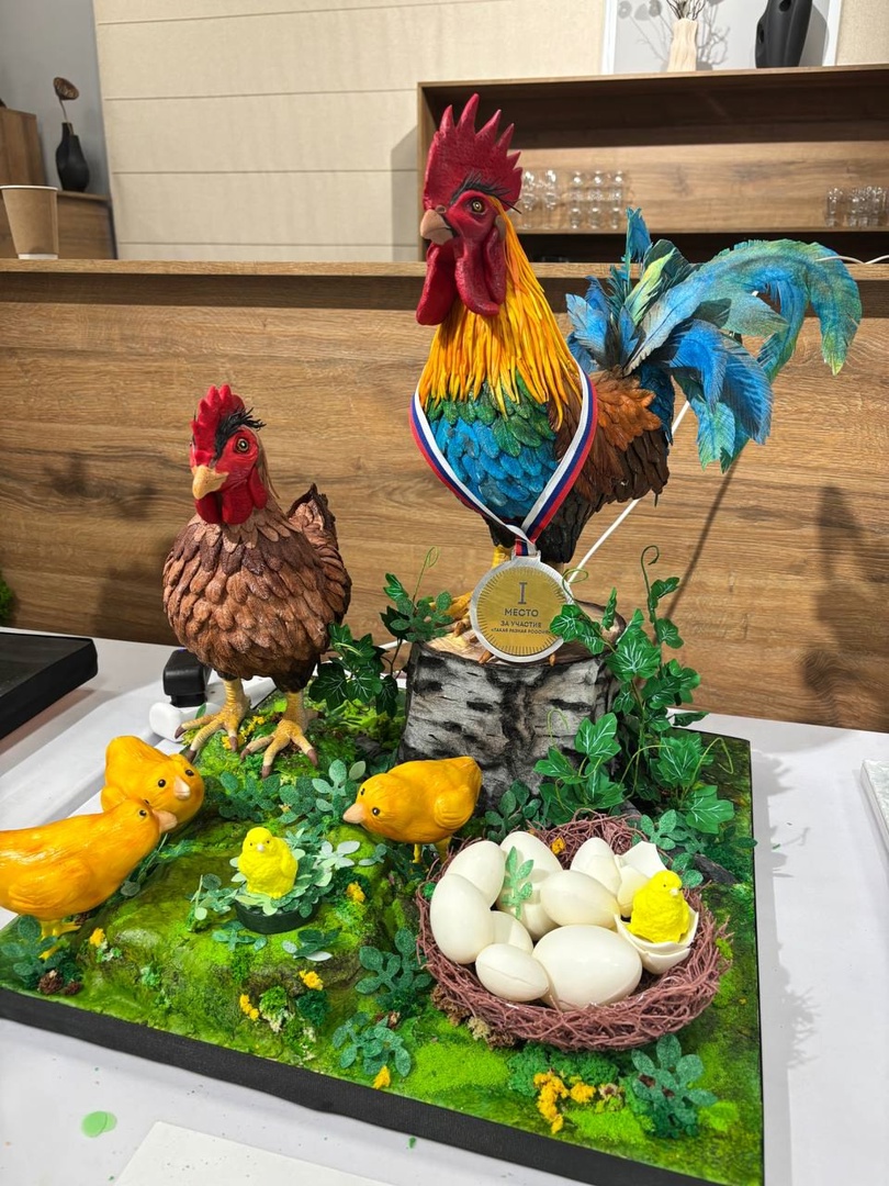 Кондитеры из Владимирской области вновь бросили вызов гравитации. На международном чемпионате в Москве три мастерицы представили сладкие композиции, которые впору назвать инженерными объектами. Сложно поверить, что каждая конструкция съедобна! О создании шедевров «Ключ-Медиа» рассказали их авторы.