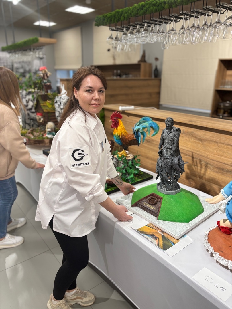 Кондитеры из Владимирской области вновь бросили вызов гравитации. На международном чемпионате в Москве три мастерицы представили сладкие композиции, которые впору назвать инженерными объектами. Сложно поверить, что каждая конструкция съедобна! О создании шедевров «Ключ-Медиа» рассказали их авторы.