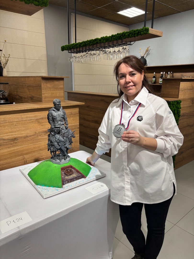 Кондитеры из Владимирской области вновь бросили вызов гравитации. На международном чемпионате в Москве три мастерицы представили сладкие композиции, которые впору назвать инженерными объектами. Сложно поверить, что каждая конструкция съедобна! О создании шедевров «Ключ-Медиа» рассказали их авторы.