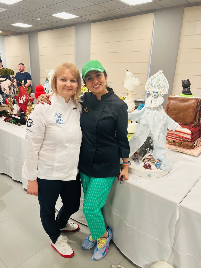 Кондитеры из Владимирской области вновь бросили вызов гравитации. На международном чемпионате в Москве три мастерицы представили сладкие композиции, которые впору назвать инженерными объектами. Сложно поверить, что каждая конструкция съедобна! О создании шедевров «Ключ-Медиа» рассказали их авторы.