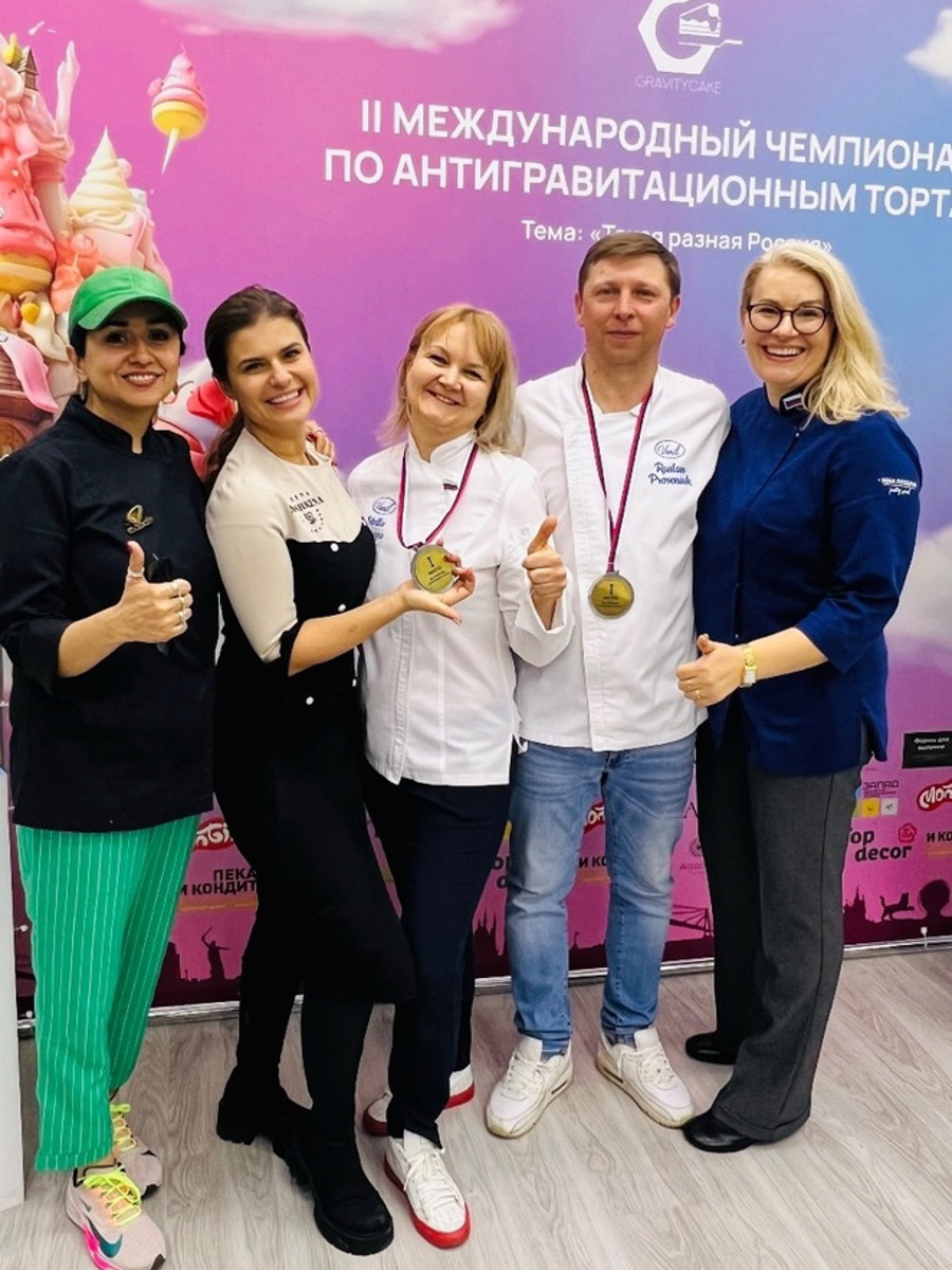 Кондитеры из Владимирской области вновь бросили вызов гравитации. На международном чемпионате в Москве три мастерицы представили сладкие композиции, которые впору назвать инженерными объектами. Сложно поверить, что каждая конструкция съедобна! О создании шедевров «Ключ-Медиа» рассказали их авторы.