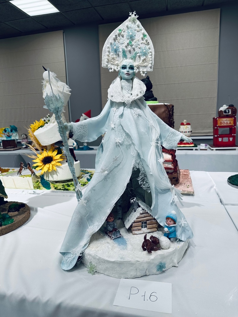 Кондитеры из Владимирской области вновь бросили вызов гравитации. На международном чемпионате в Москве три мастерицы представили сладкие композиции, которые впору назвать инженерными объектами. Сложно поверить, что каждая конструкция съедобна! О создании шедевров «Ключ-Медиа» рассказали их авторы.