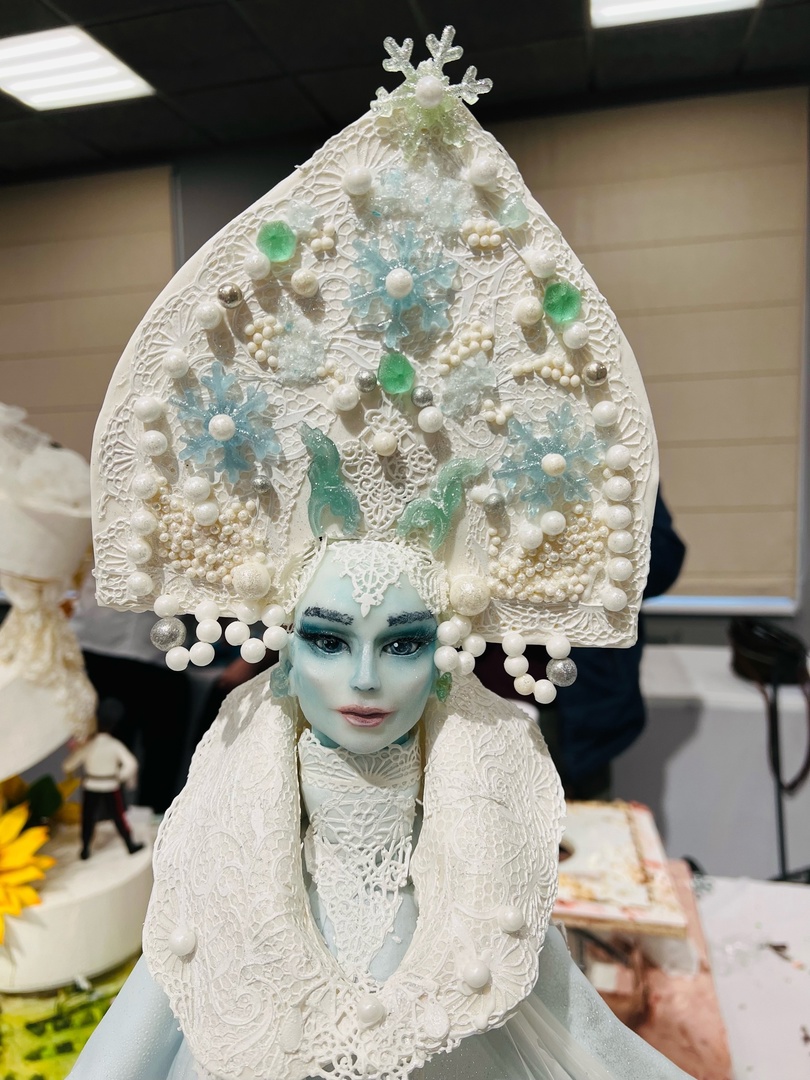 Кондитеры из Владимирской области вновь бросили вызов гравитации. На международном чемпионате в Москве три мастерицы представили сладкие композиции, которые впору назвать инженерными объектами. Сложно поверить, что каждая конструкция съедобна! О создании шедевров «Ключ-Медиа» рассказали их авторы.