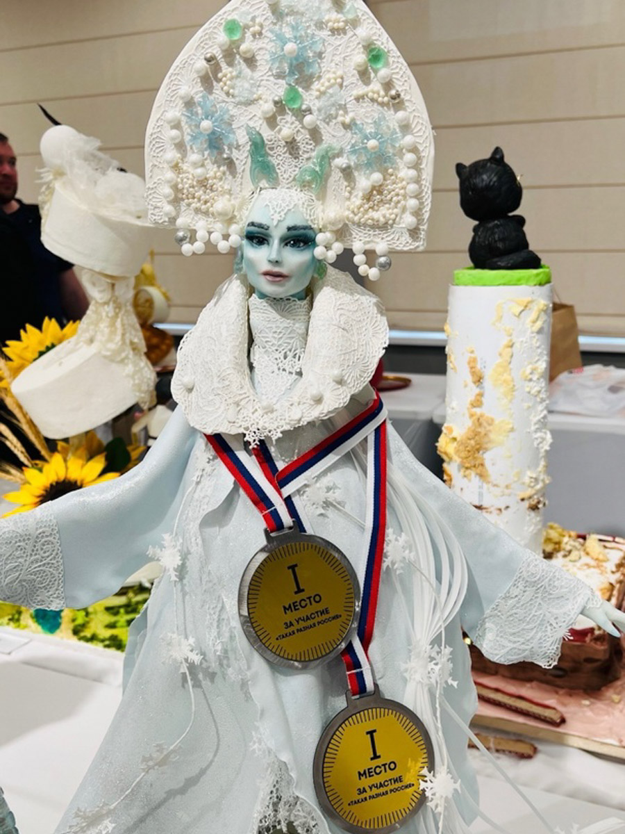 Кондитеры из Владимирской области вновь бросили вызов гравитации. На международном чемпионате в Москве три мастерицы представили сладкие композиции, которые впору назвать инженерными объектами. Сложно поверить, что каждая конструкция съедобна! О создании шедевров «Ключ-Медиа» рассказали их авторы.