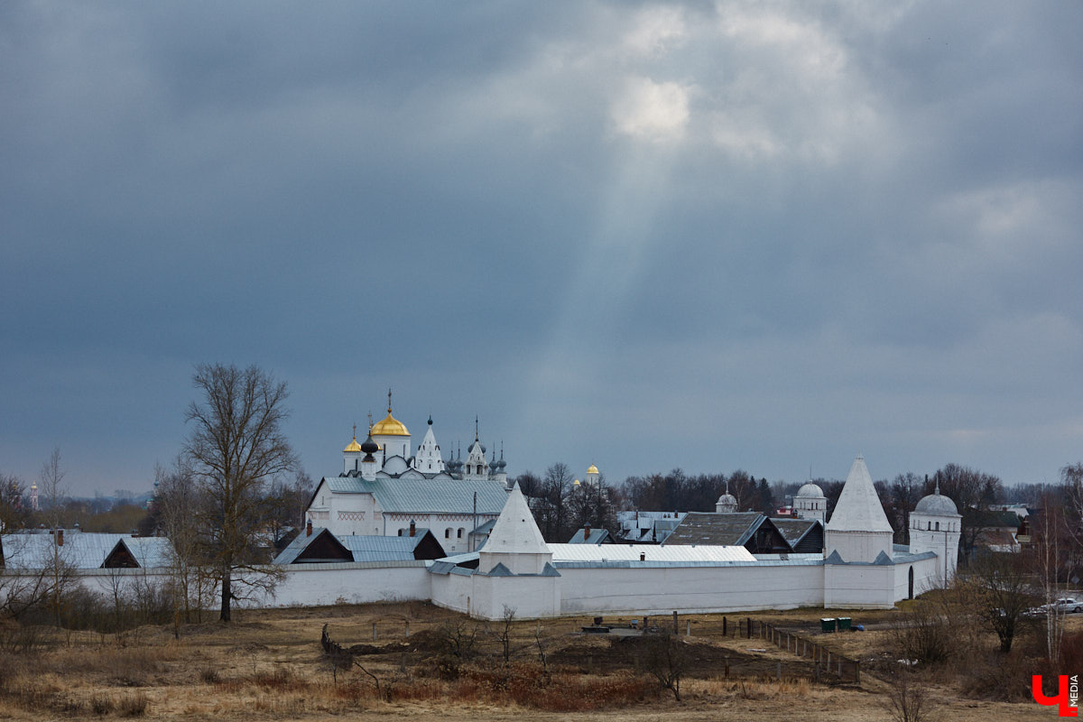 Пока жители провинции рвутся в столицу, москвичи смотрят в сторону периферии. Например, 24-летняя Дарья Шармина взяла да и променяла все удобства белокаменной на архаичную красоту Суздаля. Спустя год после переезда дизайнер подвела промежуточные итоги, которыми поделилась в беседе с «Ключ-Медиа».