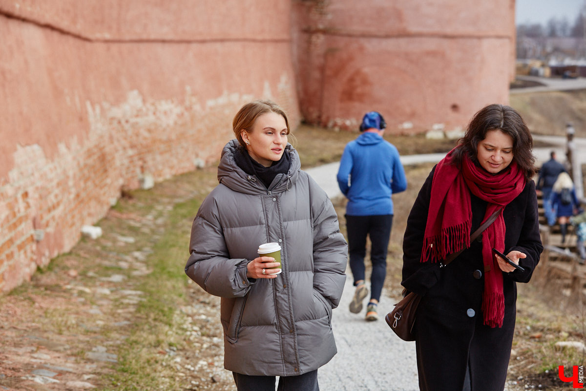 Пока жители провинции рвутся в столицу, москвичи смотрят в сторону периферии. Например, 24-летняя Дарья Шармина взяла да и променяла все удобства белокаменной на архаичную красоту Суздаля. Спустя год после переезда дизайнер подвела промежуточные итоги, которыми поделилась в беседе с «Ключ-Медиа».