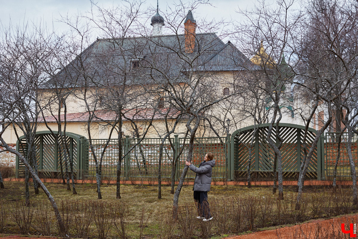 Пока жители провинции рвутся в столицу, москвичи смотрят в сторону периферии. Например, 24-летняя Дарья Шармина взяла да и променяла все удобства белокаменной на архаичную красоту Суздаля. Спустя год после переезда дизайнер подвела промежуточные итоги, которыми поделилась в беседе с «Ключ-Медиа».